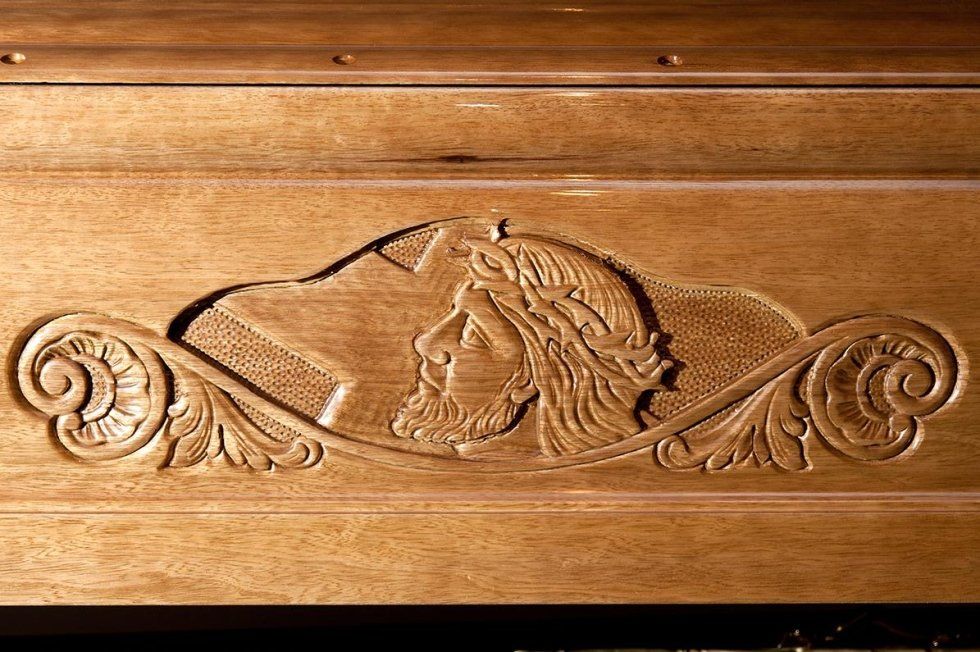 Incisione di icona sacre su un feretro