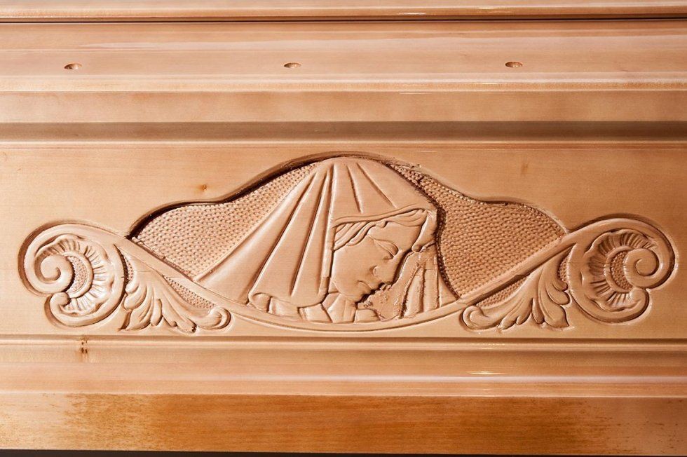 Incisione di arte sacra su un feretro