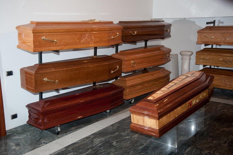 feretri esposti presso l'impresa funebre