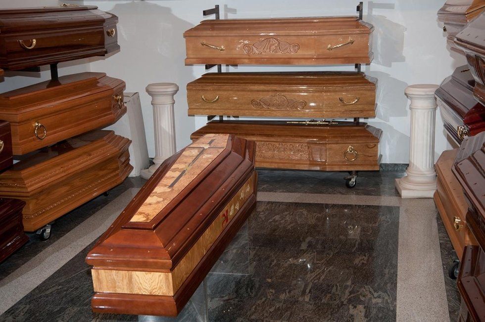 Feretri in legno chiaro e scuro