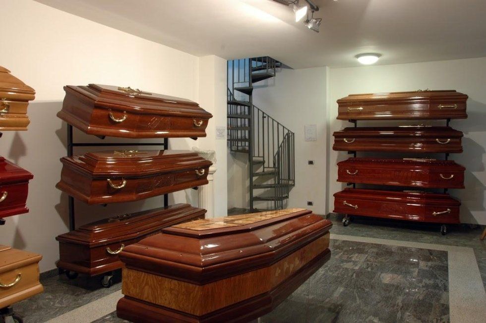 Feretri in esposizione nell'agenzia funebre