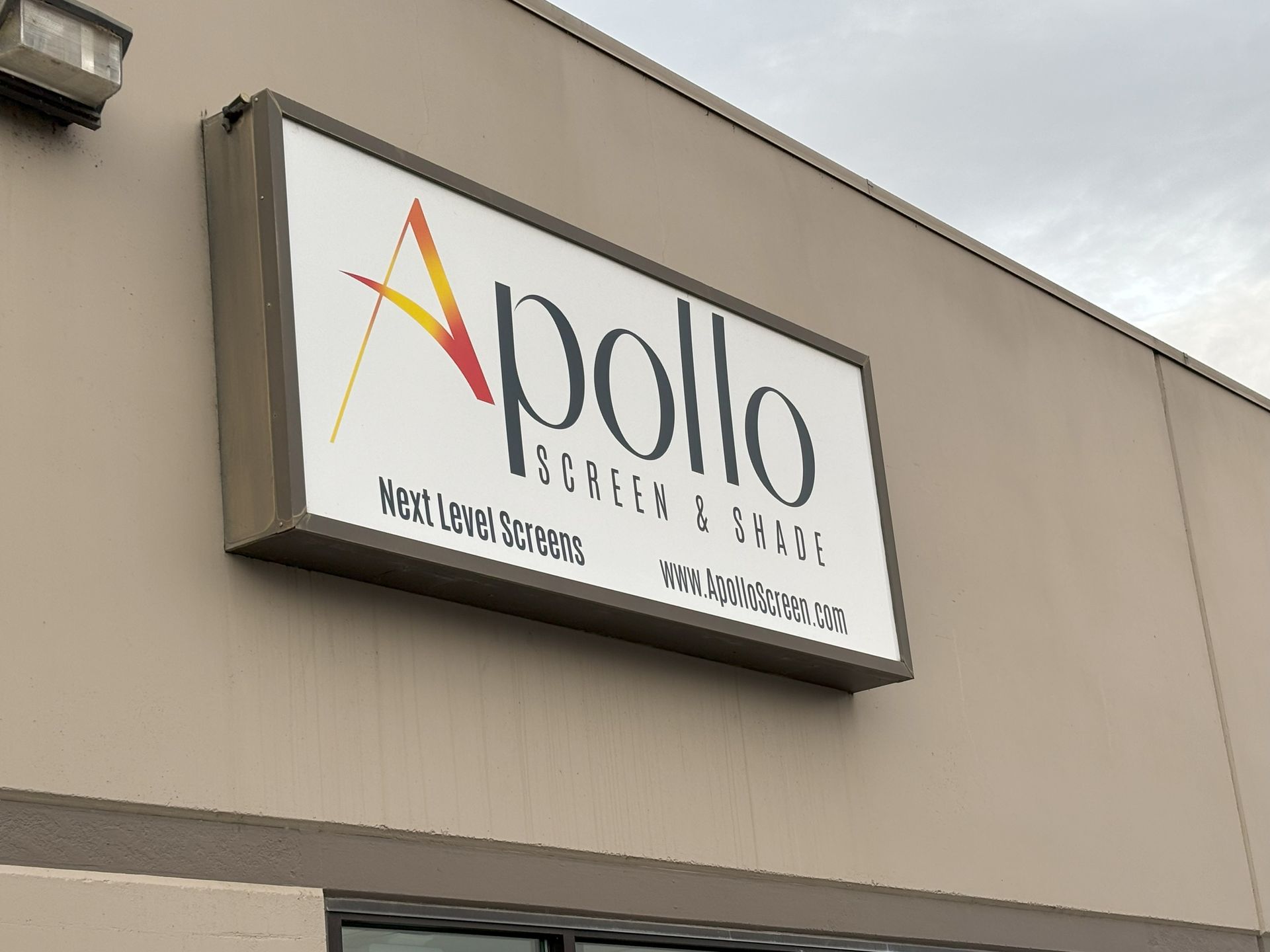 A sign on the side of a building that says apollo