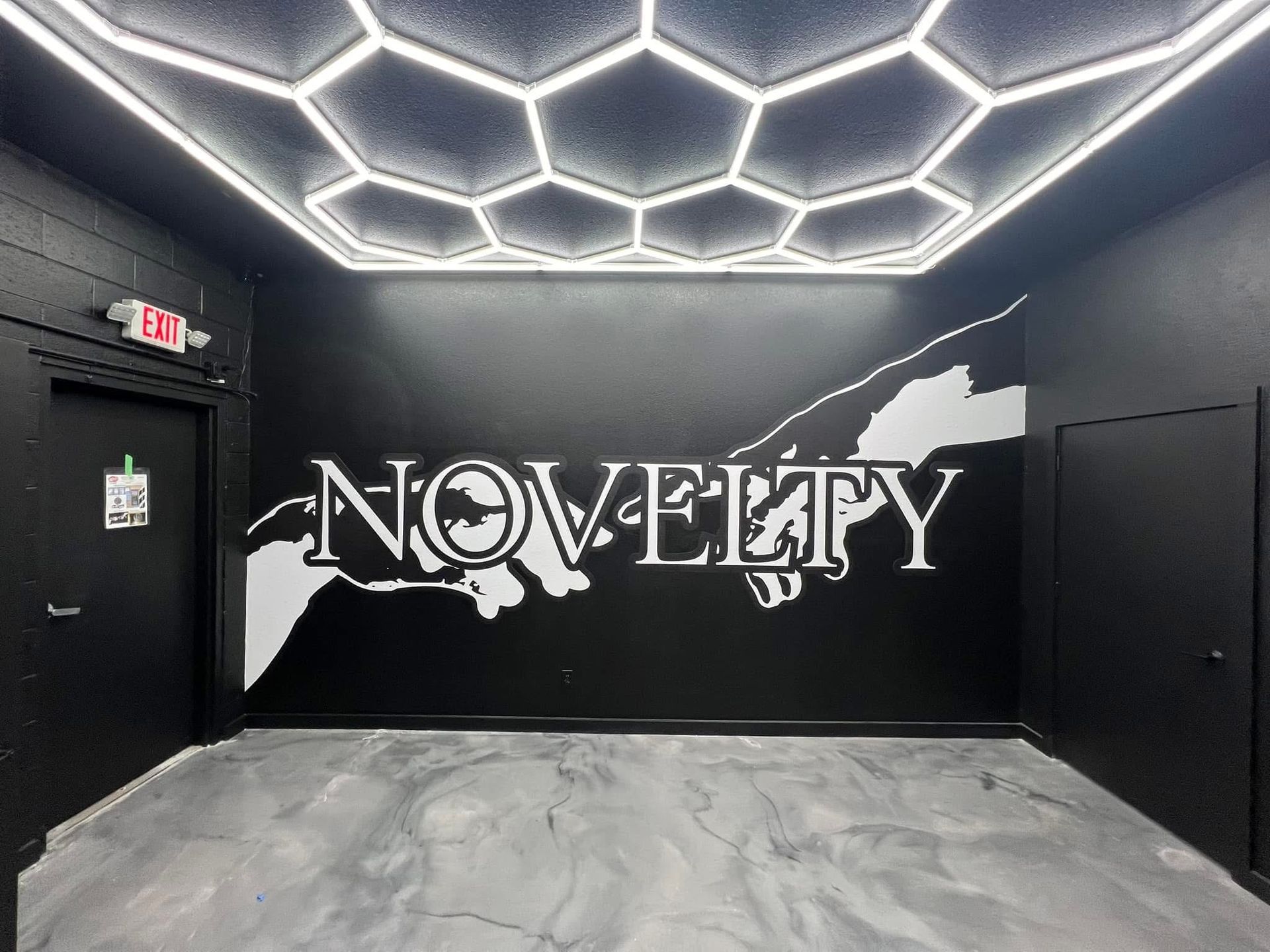 A room with the word novelty on the wall