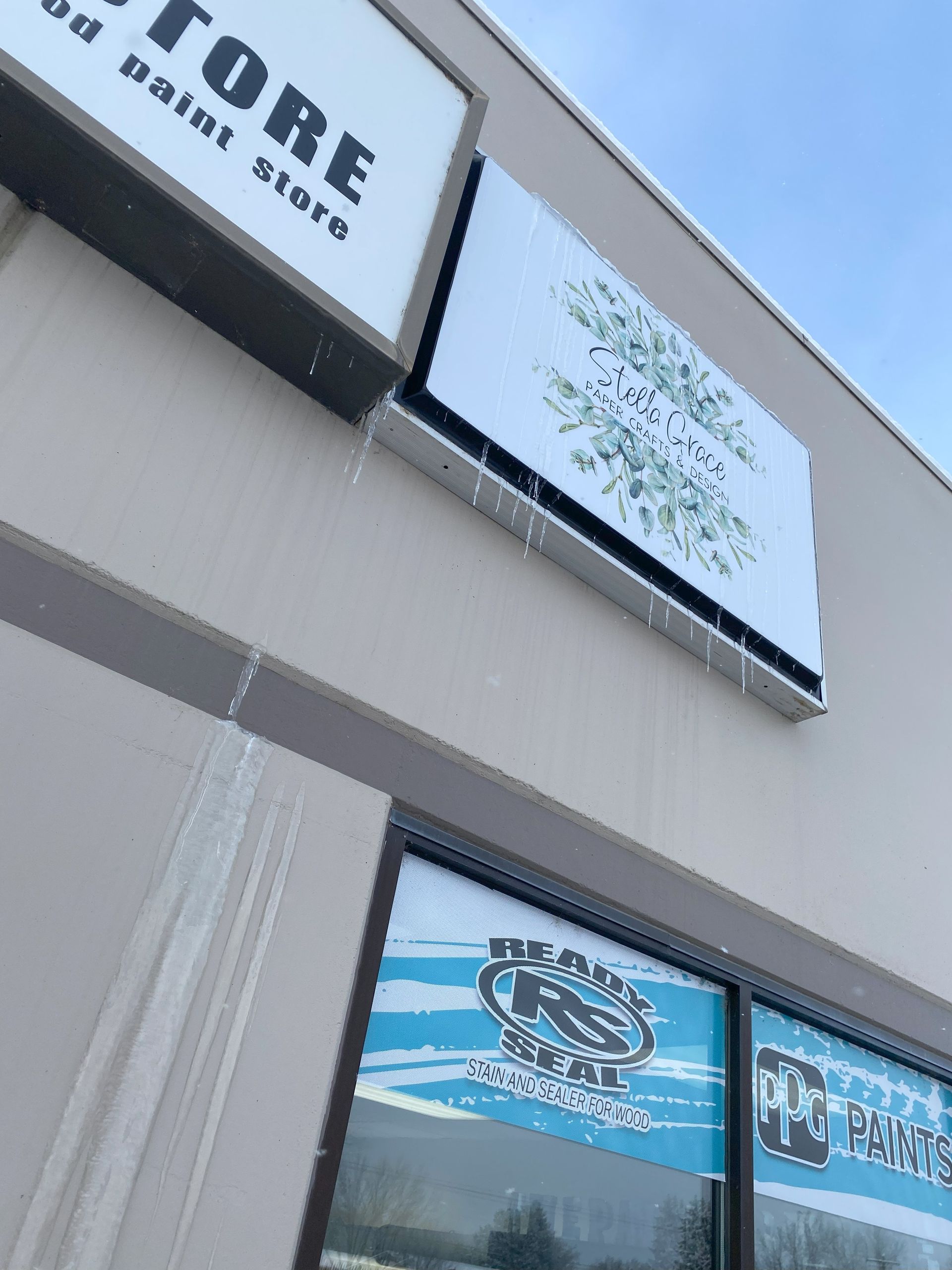 A building with a sign that says tore on it