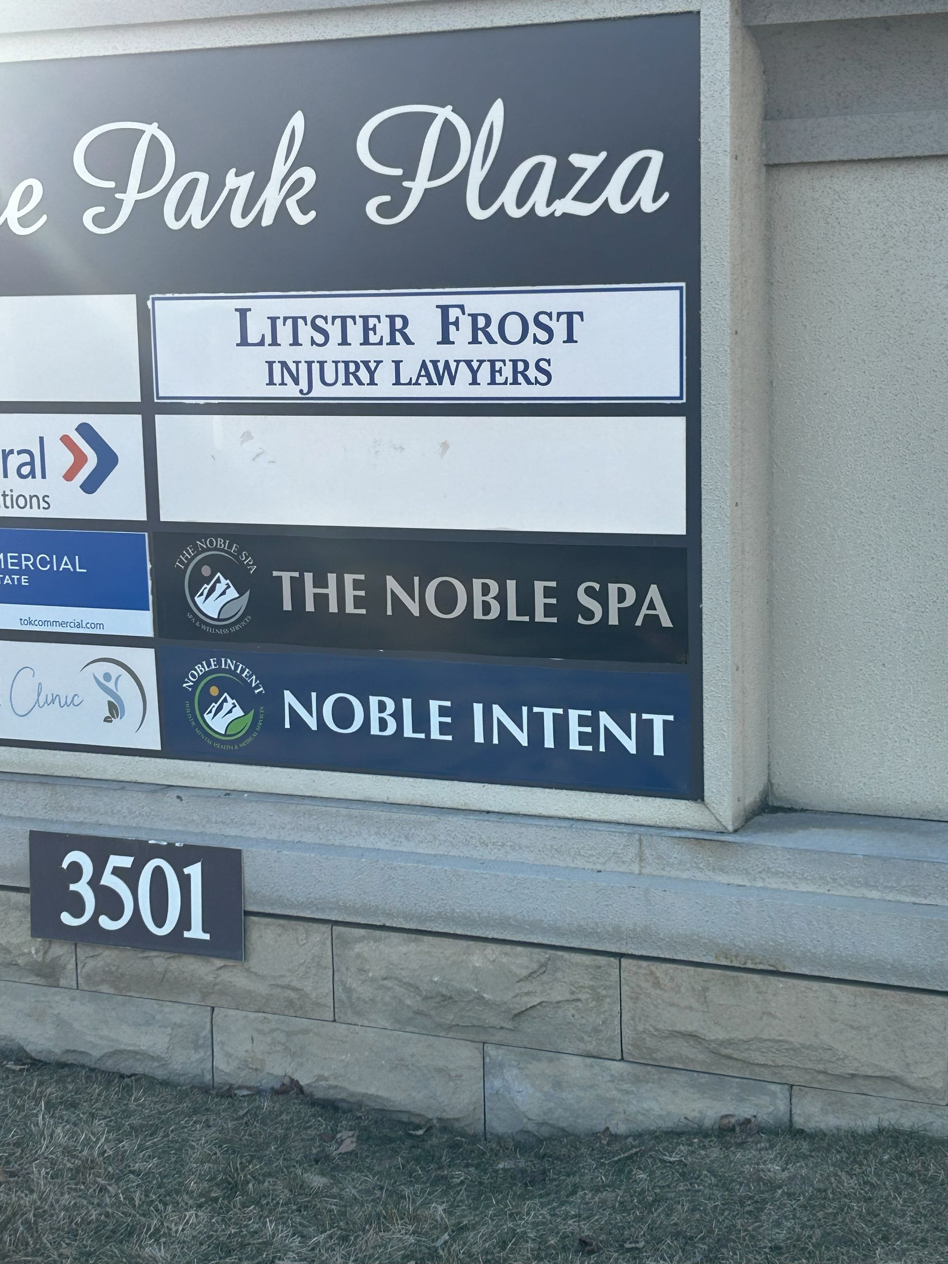 A sign that says the park plaza on it