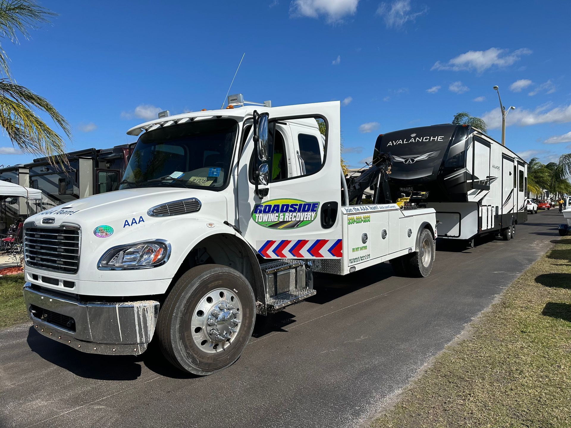 RV and fifth-wheel towing service in Miami – roadside assistance and transport with heavy-duty tow truck