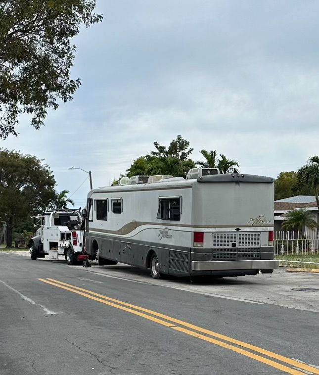 RV towing service in Miami – roadside assistance for large motorhome transport with heavy-duty tow truck