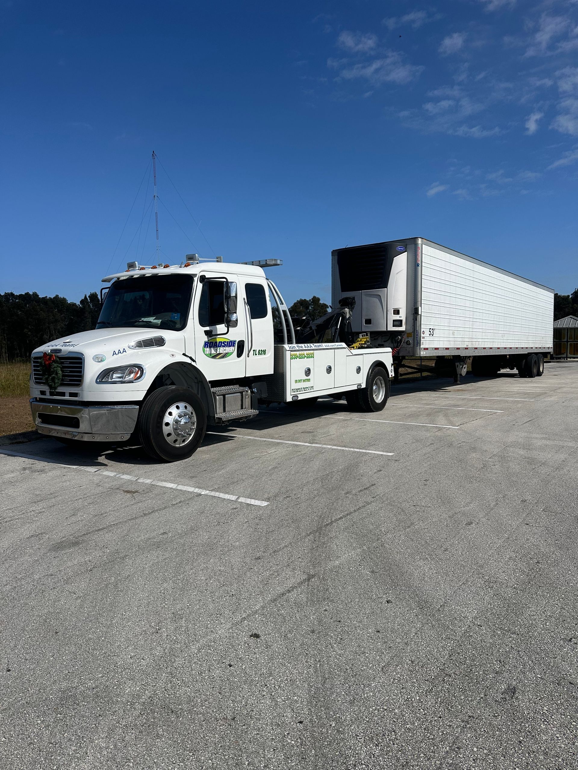 Semi-trailer towing service in Miami-Dade – roadside recovery of refrigerated trailer with heavy-duty tow truck.
