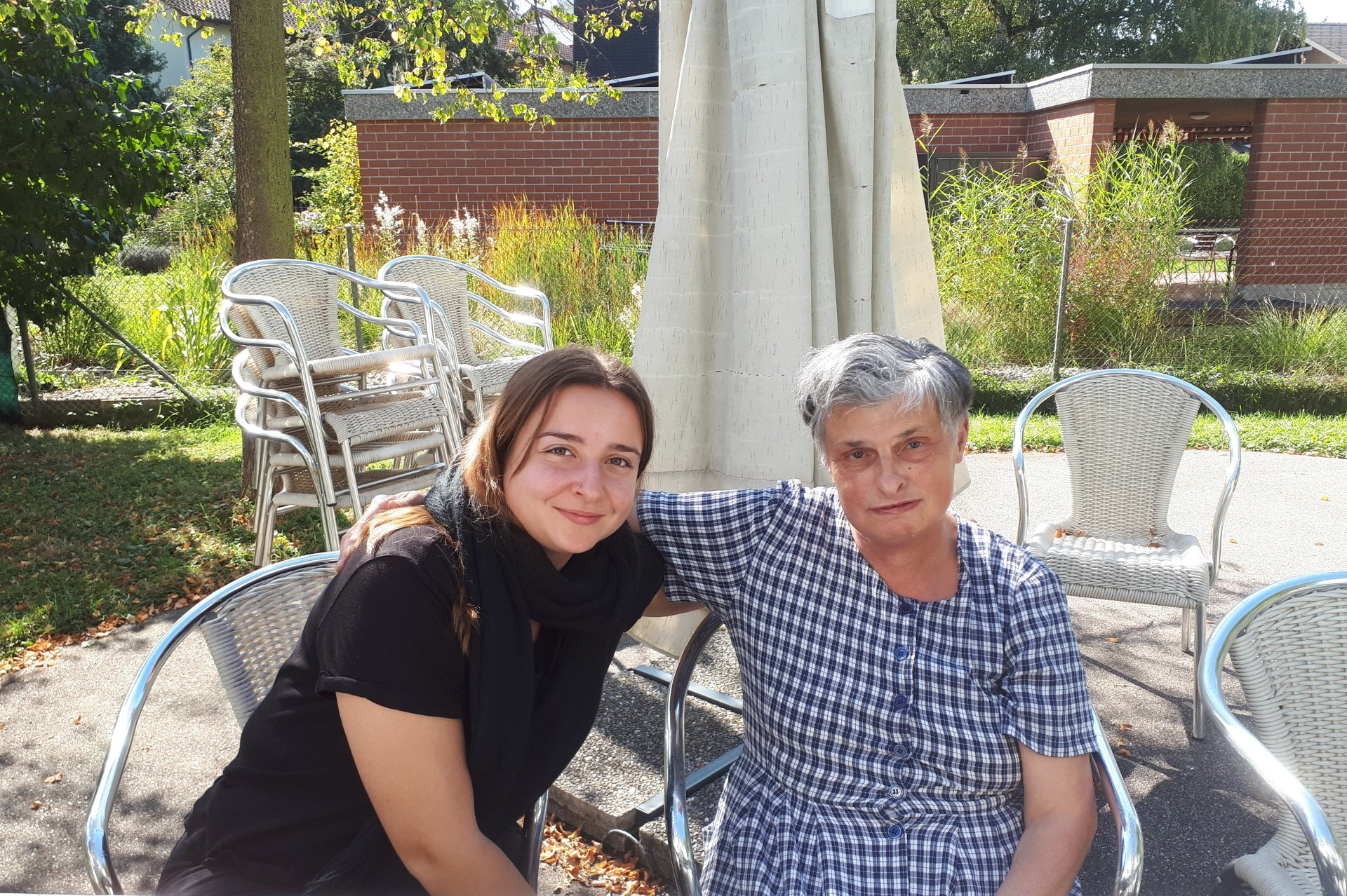 Eine Frau in einem gelben Hemd bastelt ein Stofftier
