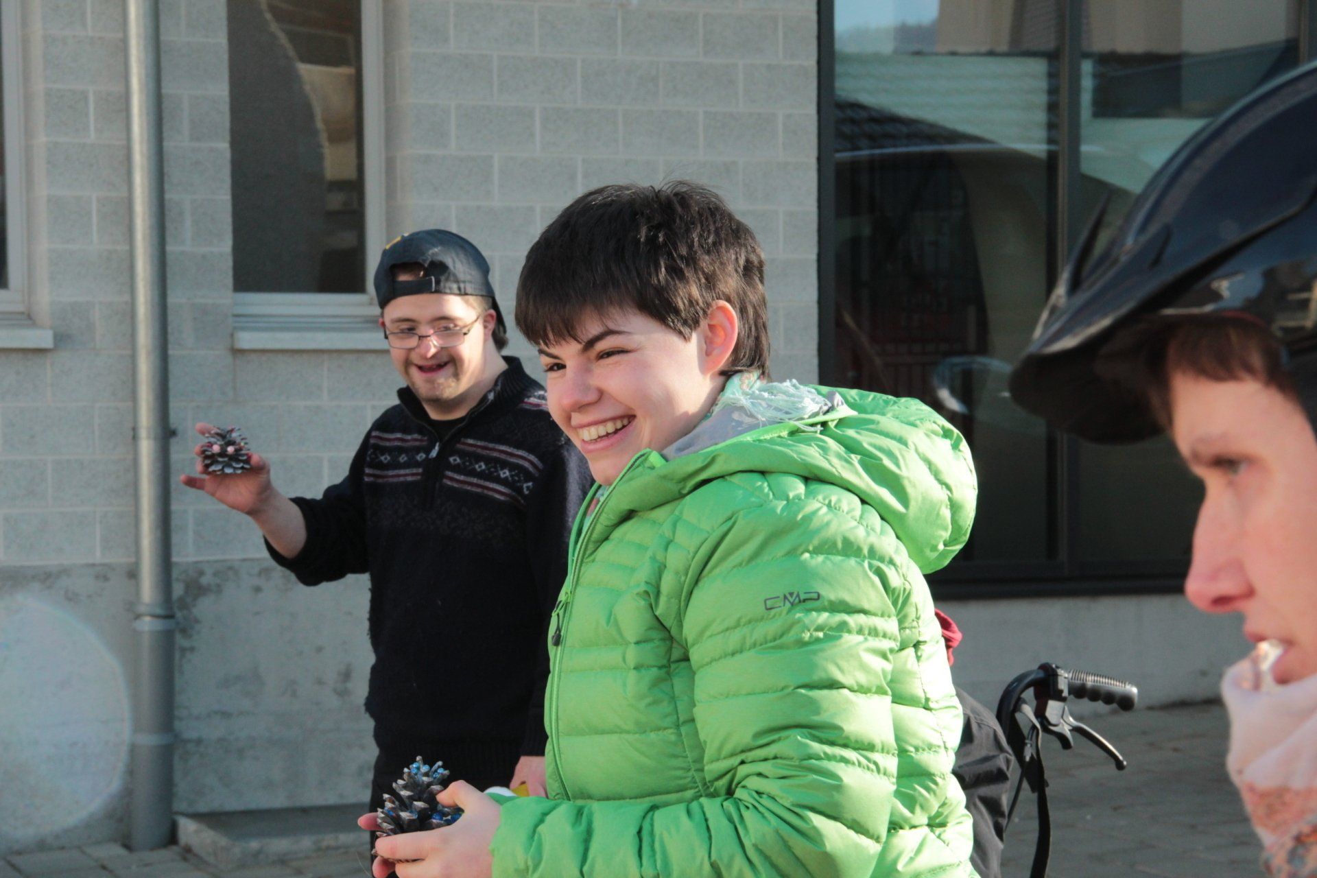 Eine Frau in weissem Hemd hält ein kleines Mädchen im Arm