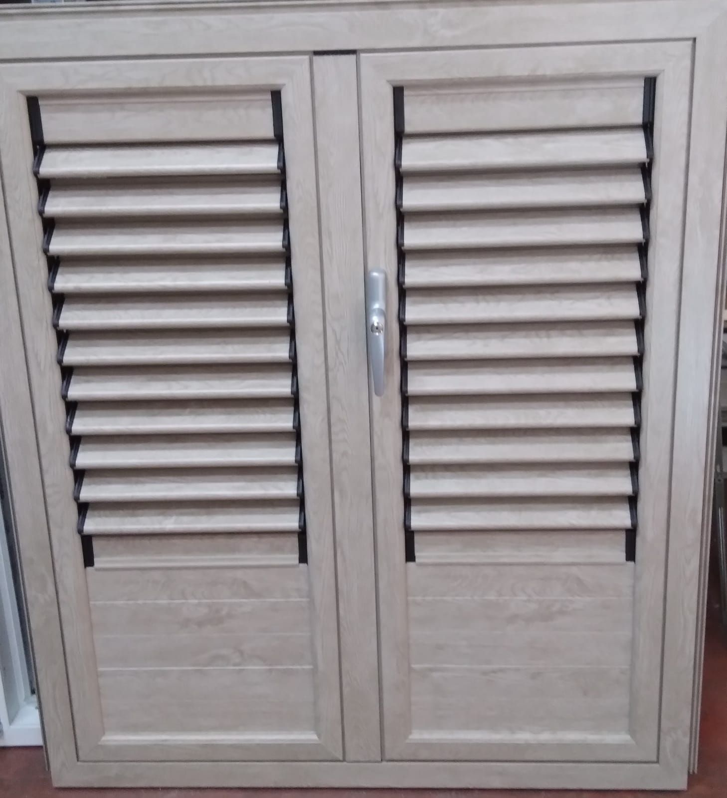 finestra in legno con oscuranti