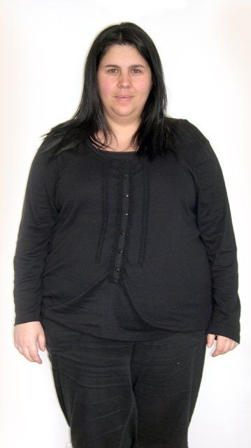 Una mujer lleva una camisa negra y pantalones negros.