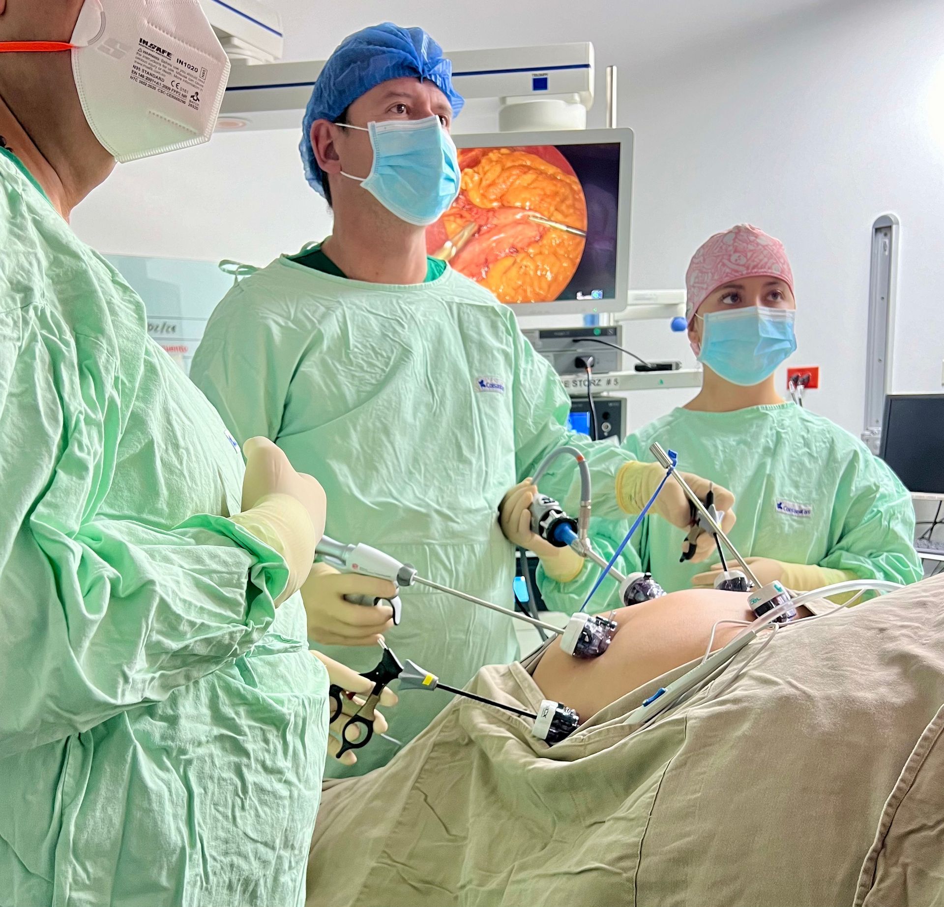 Un grupo de cirujanos están operando a una mujer embarazada