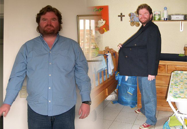 Un hombre con una camisa azul está de pie junto a otro hombre con una chaqueta negra.