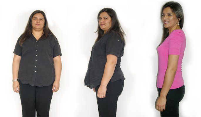 Tres mujeres paradas una al lado de la otra, una de ellas con una camisa rosa