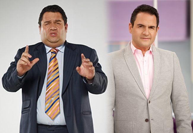 Un hombre con traje y corbata y un hombre con una camisa rosa.