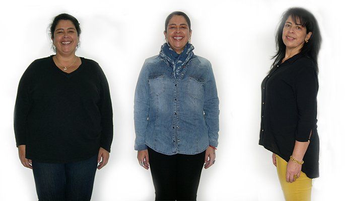 Tres mujeres paradas una al lado de la otra sobre un fondo blanco.