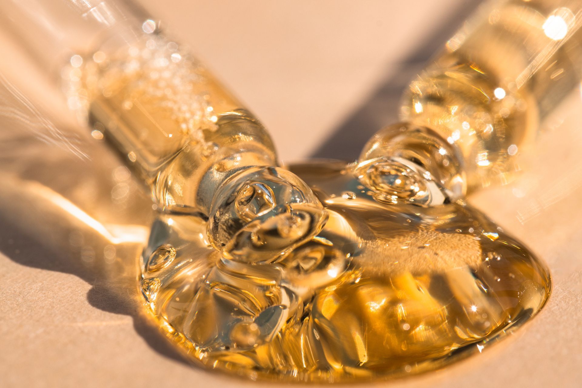 Ein Tropfen Flüssigkeit wird aus einer Pipette in ein Glas gegeben.