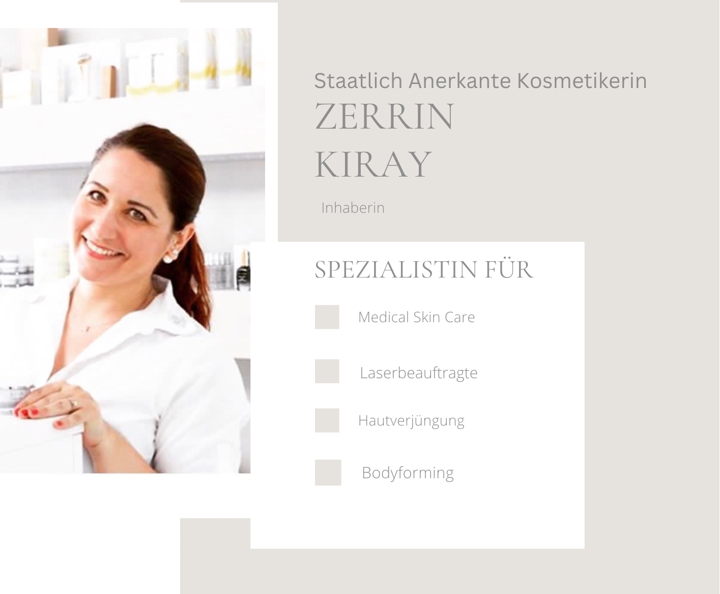 Eine Frau in einem weißen Hemd lächelt und hält eine Tasse.