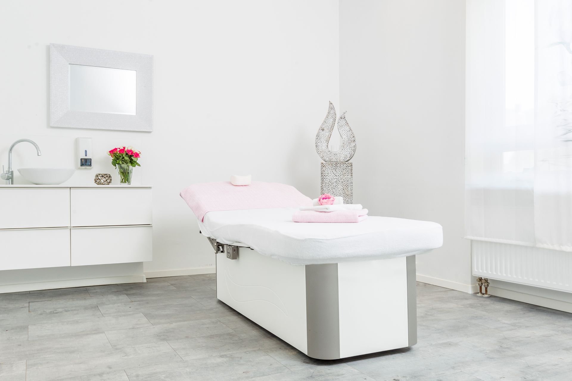 In der Mitte des Raumes steht ein Massagetisch.