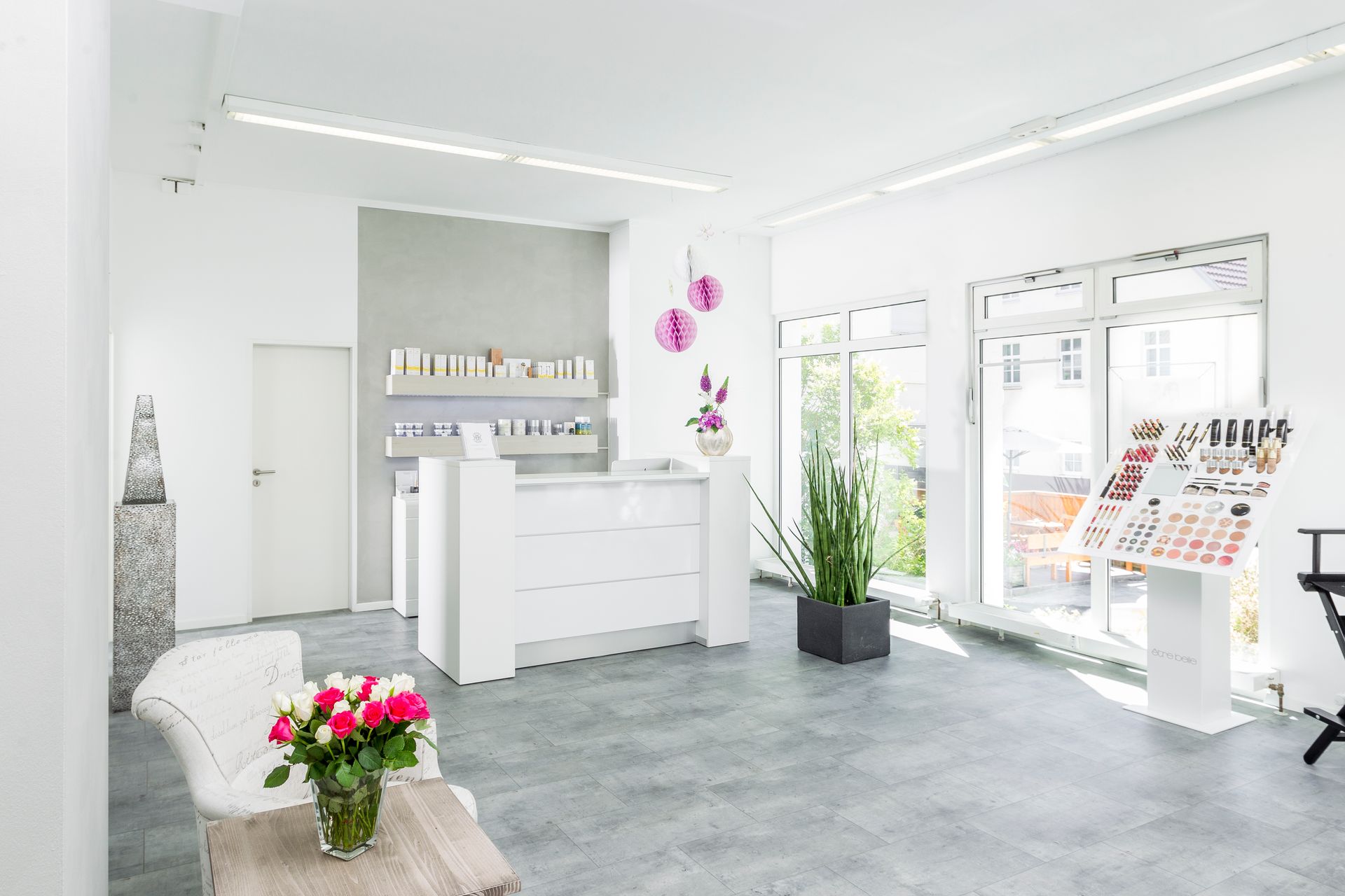 In der Mitte des Raumes steht eine Vase mit Blumen.