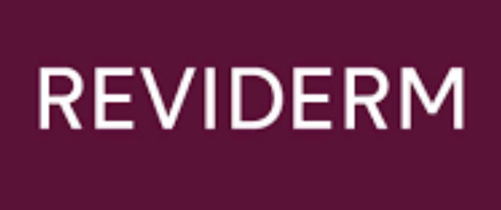 Das Wort „Reviderm“ ist in Weiß auf violettem Hintergrund geschrieben.