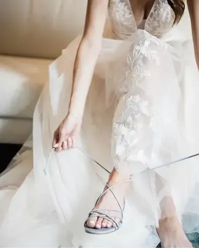 Guests clapping. The bride wears a white dress; the groom, a black suit.