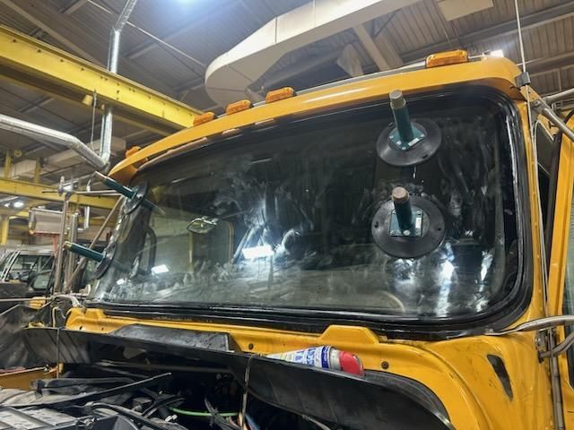 Semi-truck windshield replacement in Chicago, IL