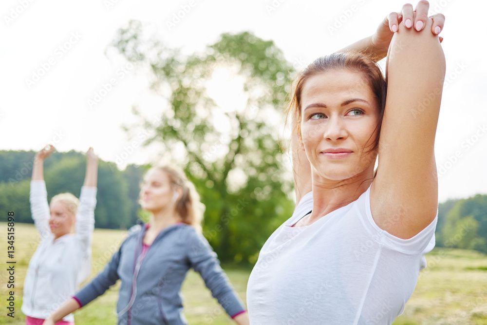 2 Frauen stretchen sich vor dem Sport