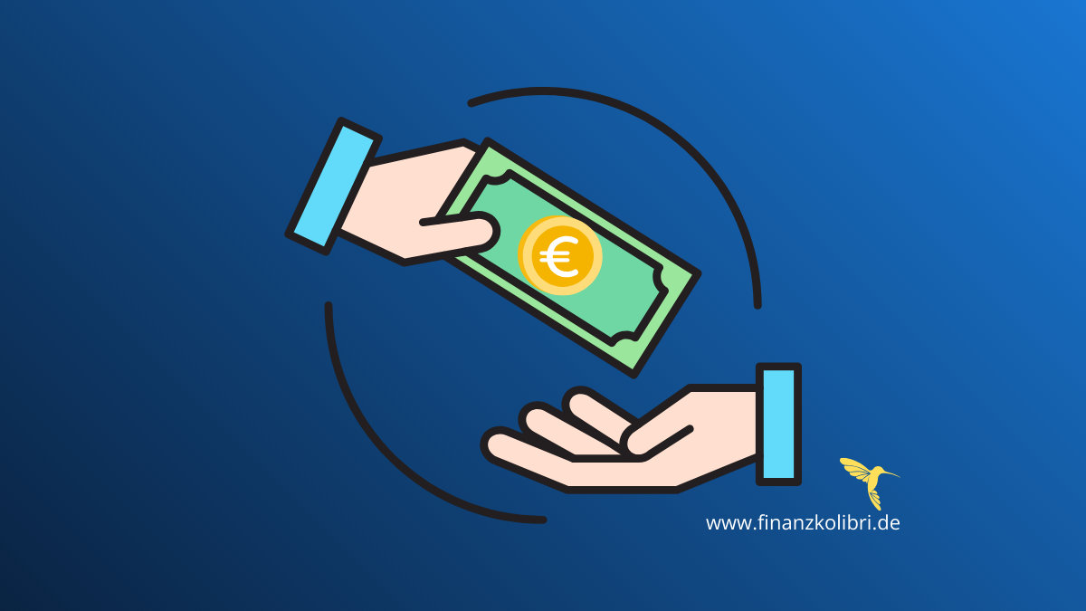 Mensch vergleicht Online-Kredit-Angebote auf dem Laptop und berechnet Zinsen