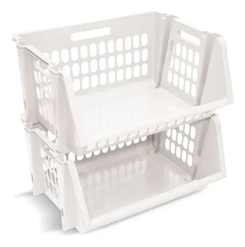 Dos contenedores de almacenamiento de plástico apilables, de color blanco.