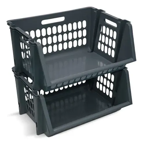 Dos contenedores de almacenamiento de plástico apilables, de color blanco.