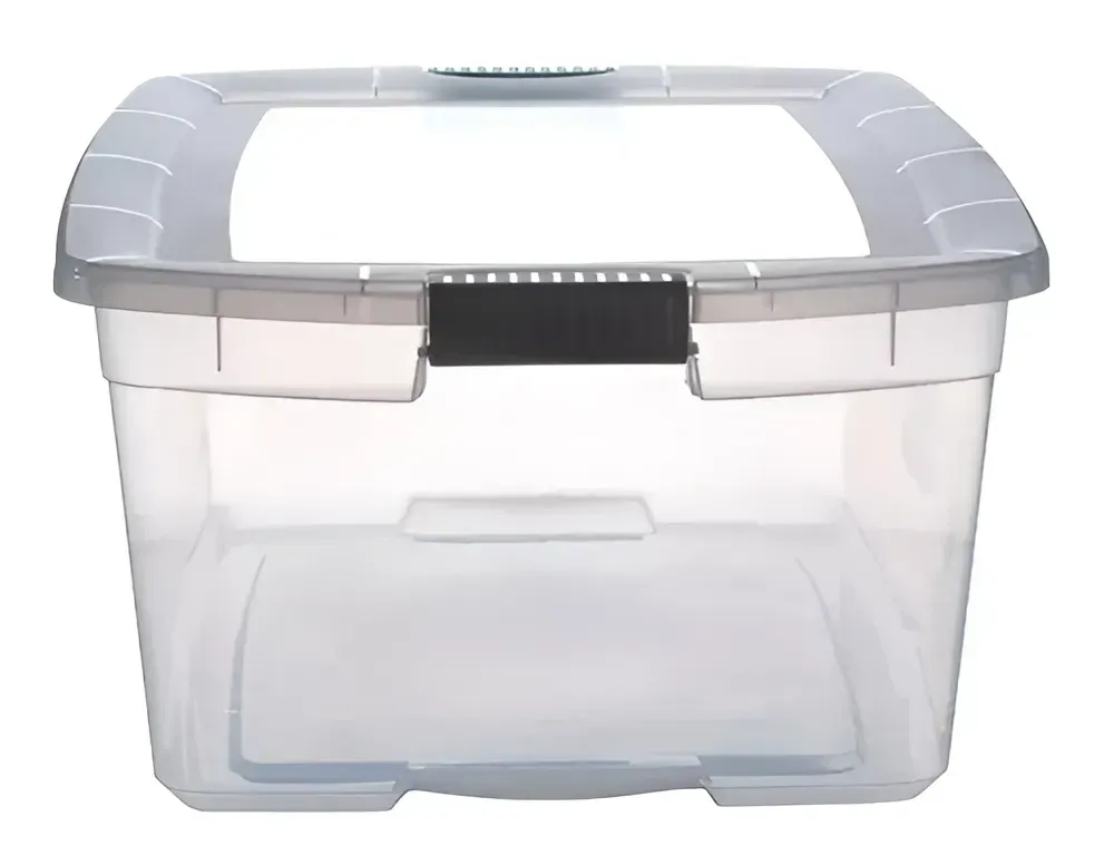 Contenedor de almacenamiento de plástico transparente con tapa y cierres grises sobre fondo blanco.