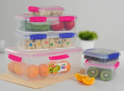 Contenedor de alimentos rectangular transparente con tapa y pestillos de color rosa.