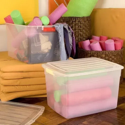 Contenedor de almacenamiento de plástico blanco con tapa verde, dimensiones indicadas: 52 cm x 37 cm x 31 cm.