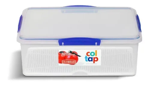 Recipiente de plástico transparente para almacenar alimentos con tapa y pestillos azules y etiqueta con forma de tomate.