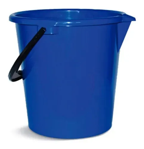 Cubo de plástico azul con asa negra sobre fondo blanco