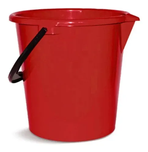 Cubo de plástico rojo con asa negra y pico vertedor.