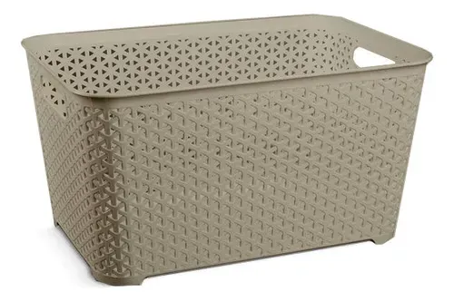 Cesta de almacenamiento de plástico blanco perforado con asas.