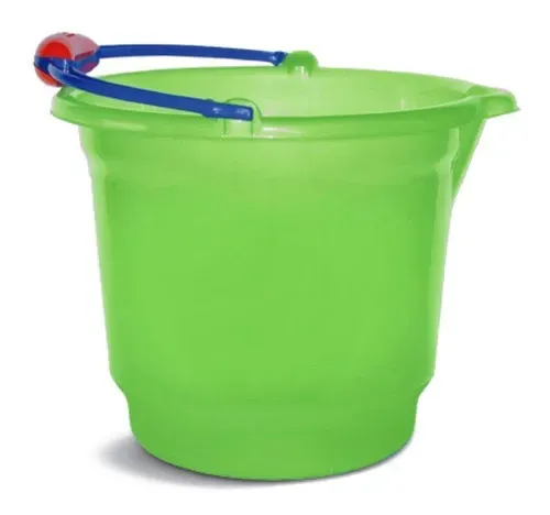 Cubo de plástico verde con mango azul y empuñadura roja.