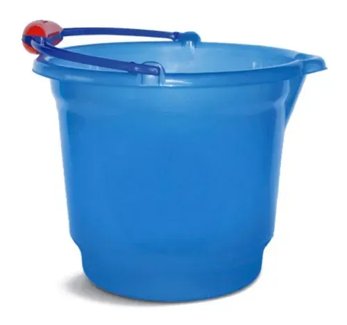 Cubo de plástico verde brillante con asa azul y empuñadura de bola roja sobre fondo blanco.