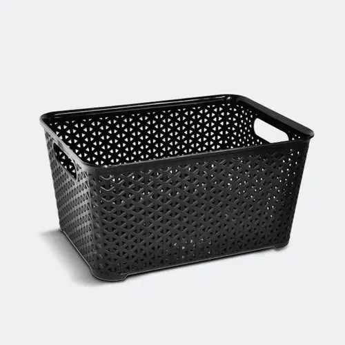 Cesta de almacenamiento de plástico negro perforado con asas troqueladas.