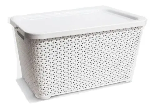 Cesta de almacenamiento de plástico negro con tapa y laterales perforados.