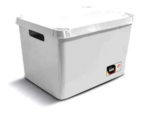 Caja de almacenamiento gris con asas y tapa negras, mostrada sobre un fondo blanco.