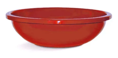 Bol de plástico verde para mezclar sobre fondo blanco