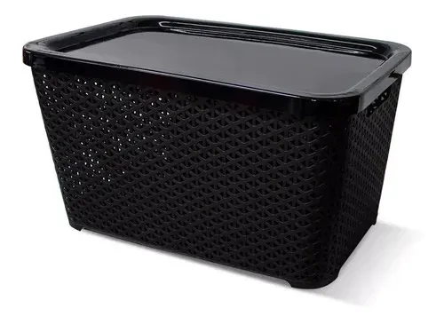 Cesta de almacenamiento de plástico negro con tapa y laterales perforados.