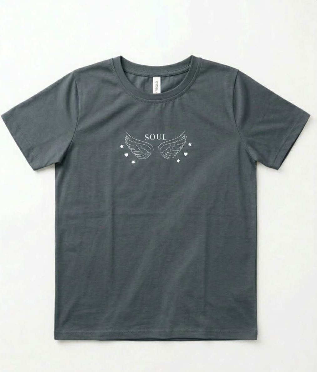 Una camiseta gris oscuro de manga corta con un dibujo blanco de alas y la palabra 