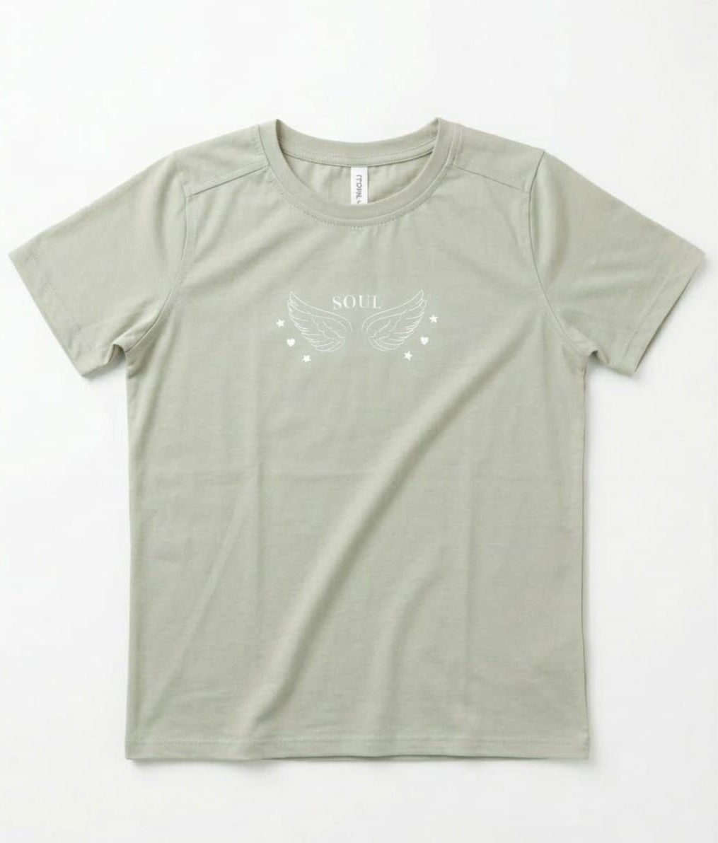 Una camiseta gris oscuro de manga corta con un dibujo blanco de alas y la palabra 