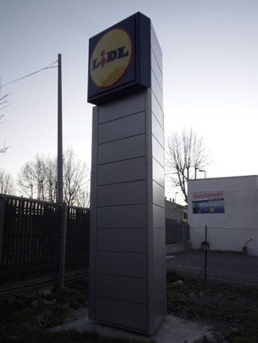 colonna di cemento per logo supermercato