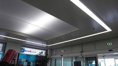 Il soffitto di un edificio con un cartello che dice